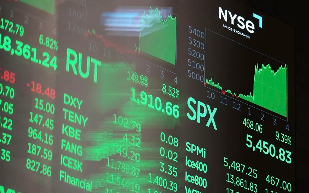 ຮຸ້ນຢູໂຣບ ແລະ ສະຫະລັດ ອ່ອນຄ່າລົງຍ້ອນຕະຫຼາດຂາດແຮງດັນ Chứng khoán Âu-Mỹ suy yếu khi thị trường thiếu động lực thúc đẩy