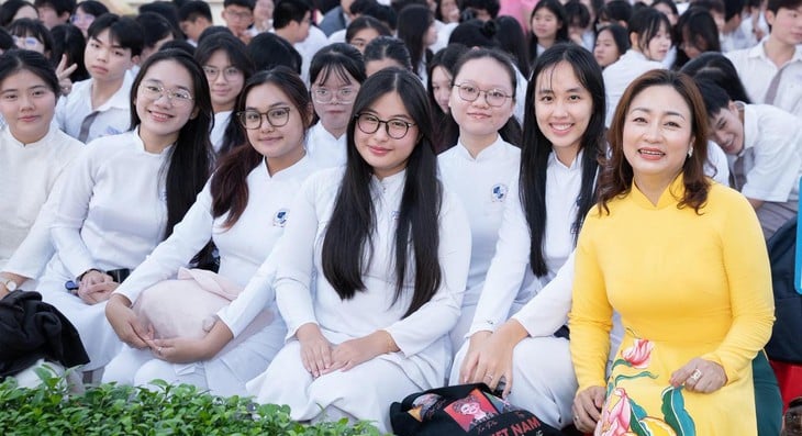 হো চি মিন সিটির ৫০ জন শিক্ষক ভো ট্রুং তোয়ান পুরষ্কার পেয়েছেন - ছবি ১। 50 nhà giáo ở TP.HCM được tặng giải thưởng Võ Trường Toản - Ảnh 1.