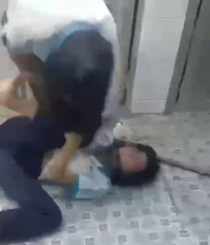 Хошимин: Еще один видеоролик с дракой учениц в школьном туалете - Фото 1. đánh nhau - Ảnh 1.