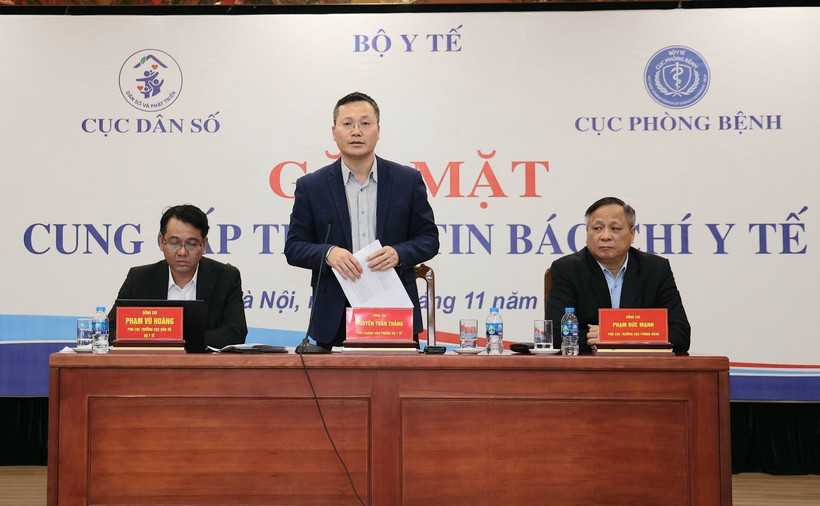 保健省の代表者が報道陣に情報提供。