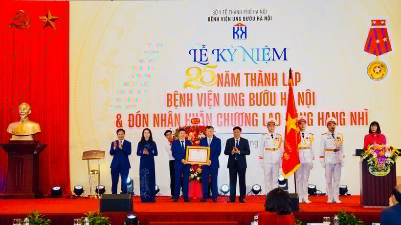 Menganugerahkan Pingat Buruh Kelas Kedua Hospital Onkologi Hanoi.