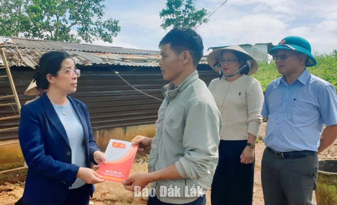 Phó Bí thư Tỉnh ủy Huỳnh Thị Chiến Hòa kiểm tra công tác khắc phục hậu quả bão số 13 tại xã Tam Giang