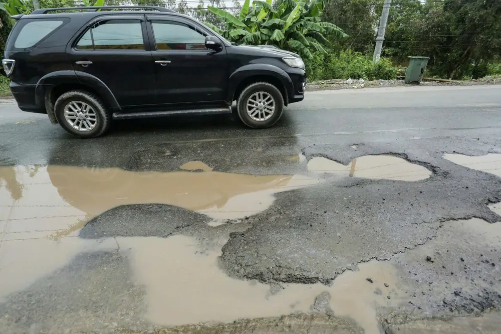 ផ្លូវជាតិលេខ៦២ពោរពេញទៅដោយរណ្ដៅ និងលិចទឹកពេលភ្លៀង។