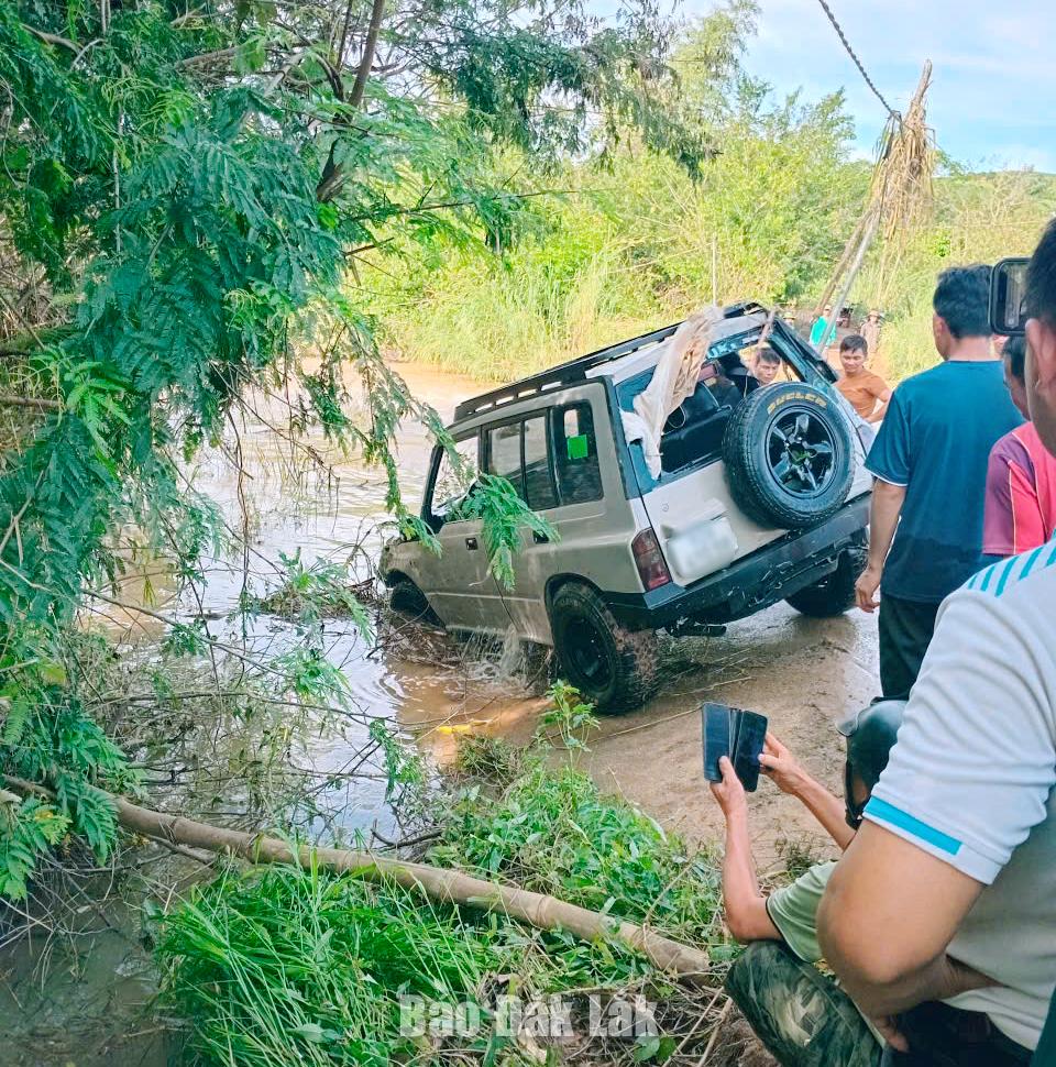 Mobil yang tersapu banjir ditemukan dan diselamatkan ke pantai oleh pihak berwenang.