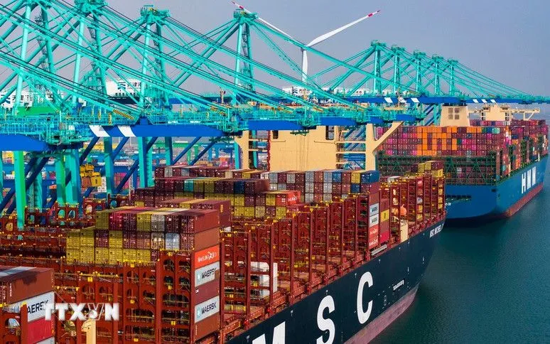 중국 톈진의 화물항 풍경. (사진: THX/TTXVN) Quang cảnh cảng hàng hóa ở Thiên Tân, Trung Quốc. (Ảnh: THX/TTXVN)