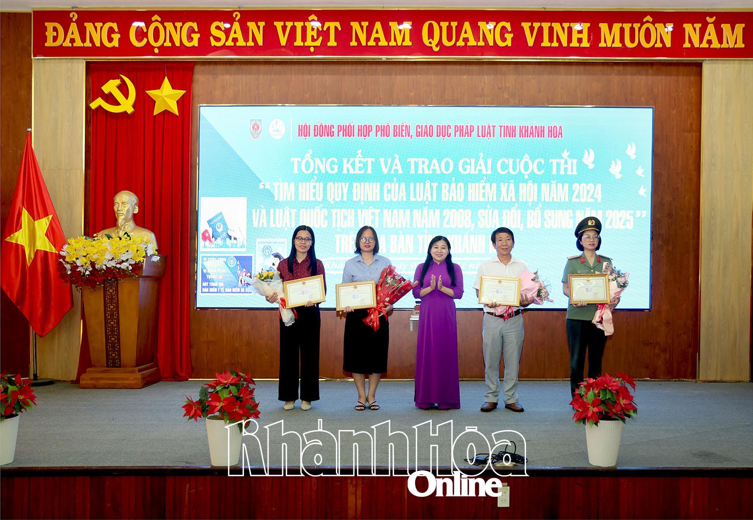 ບັນດາກຸ່ມໄດ້ຮັບລາງວັນທີ 1, 2 ແລະ 3 ໃນການແຂ່ງຂັນຮຽນຮູ້ຂໍ້ກຳນົດຂອງກົດໝາຍວ່າດ້ວຍການປະກັນສັງຄົມ 2024 ແລະ ກົດໝາຍວ່າດ້ວຍສັນຊາດຫວຽດນາມ ປີ 2008, ປັບປຸງ ແລະ ເພີ່ມເຕີມໃນປີ 2025.