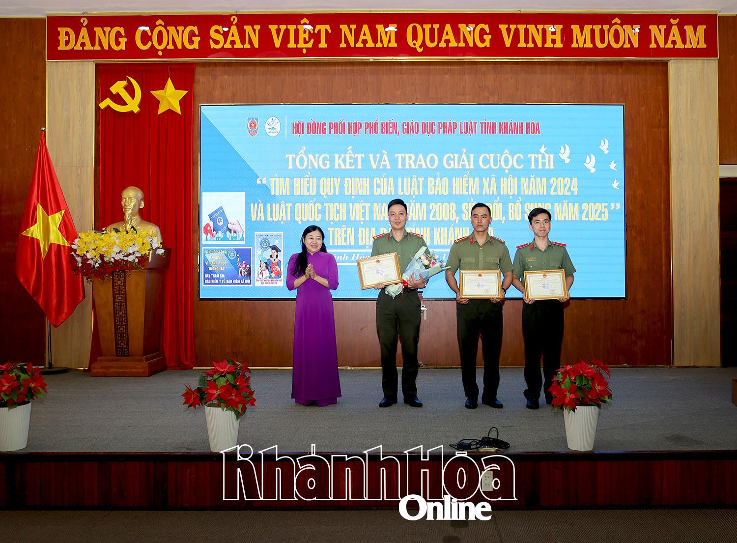 ບຸກຄົນໄດ້ຮັບລາງວັນທີ 1, 2 ແລະ 3 ໃນການແຂ່ງຂັນຮຽນຮູ້ຂໍ້ກຳນົດຂອງກົດໝາຍວ່າດ້ວຍປະກັນສັງຄົມ 2024 ແລະ ກົດໝາຍວ່າດ້ວຍສັນຊາດຫວຽດນາມ ປີ 2008, ປັບປຸງ ແລະ ເພີ່ມເຕີມໃນປີ 2025.