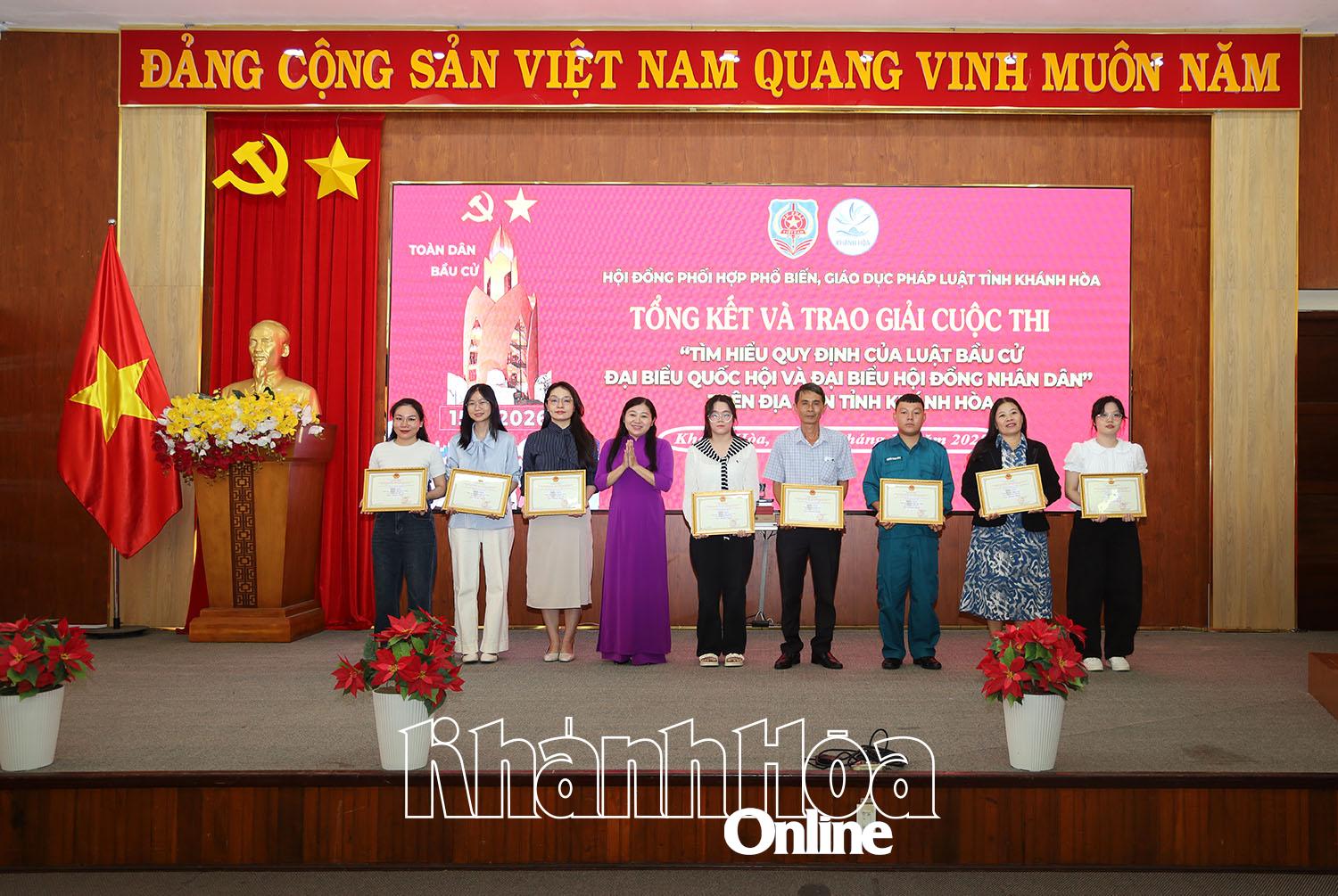 ບຸກຄົນທີ່ໄດ້ຮັບລາງວັນຊຸກຍູ້ໃນການແຂ່ງຂັນເພື່ອຮຽນຮູ້ຂໍ້ກຳນົດຂອງກົດໝາຍວ່າດ້ວຍການເລືອກຕັ້ງຜູ້ແທນສະພາແຫ່ງຊາດ ແລະ ຜູ້ແທນສະພາປະຊາຊົນ.