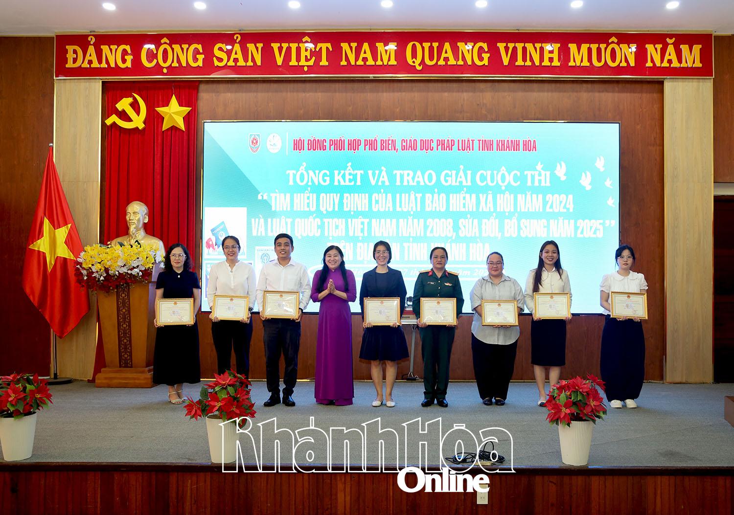 ບຸກຄົນທີ່ໄດ້ຮັບລາງວັນຊຸກຍູ້ການແຂ່ງຂັນຮຽນຮູ້ຂໍ້ກຳນົດຂອງກົດໝາຍວ່າດ້ວຍປະກັນສັງຄົມ 2024 ແລະ ກົດໝາຍວ່າດ້ວຍສັນຊາດຫວຽດນາມ ປີ 2008 ໄດ້ປັບປຸງ ແລະ ເພີ່ມເຕີມໃນປີ 2025.