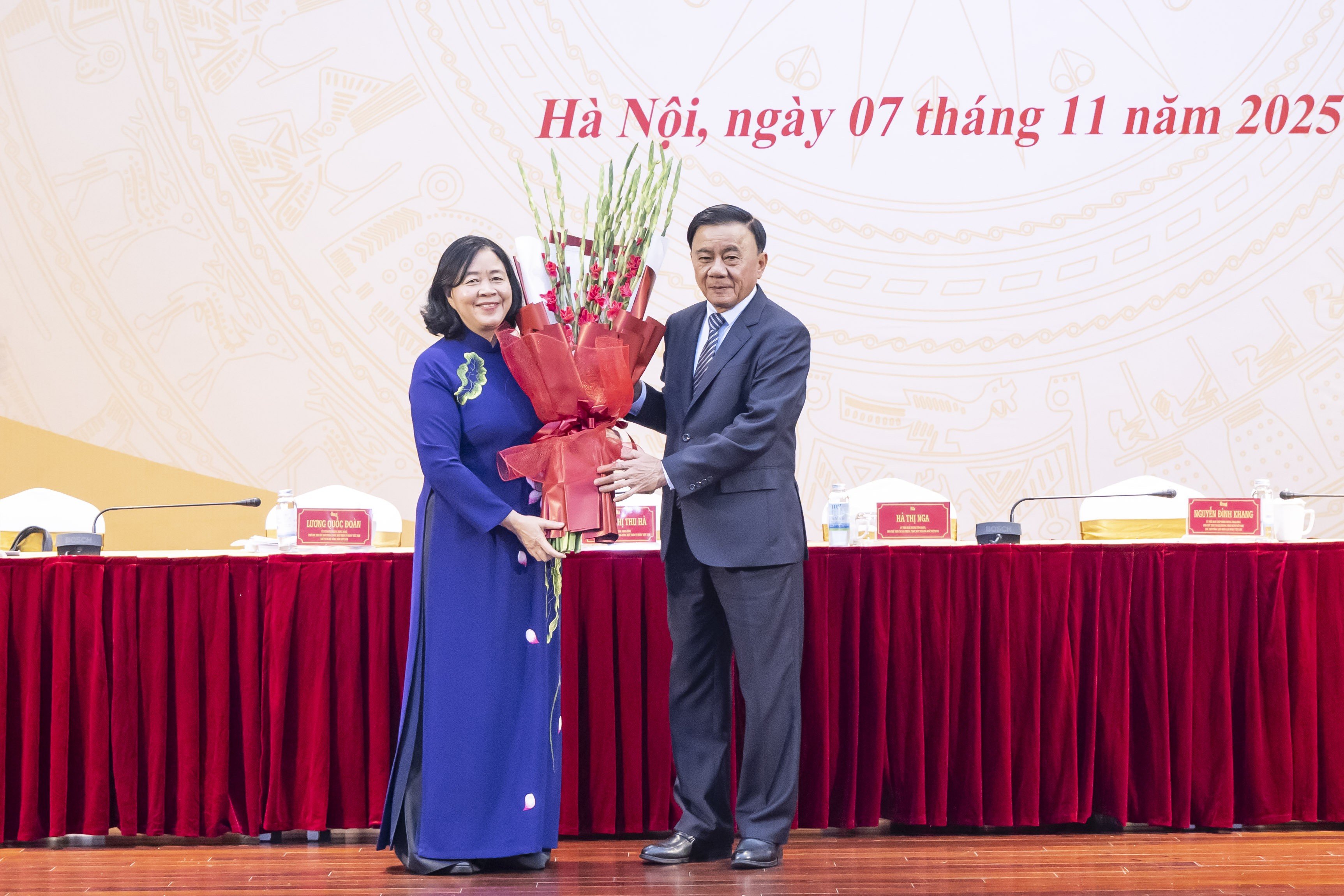 Mr. Tran Cam Tu, Politburo member, Standing member of the Party Central Committee Secretariat, presented flowers to congratulate Ms. Bui Thi Minh Hoai, Politburo member, Party Central Committee Secretary, President of the Vietnam Fatherland Front Central Committee ng Trần Cẩm Tú, Ủy viên Bộ Chính trị, Thường trực Ban Bí thư Trung ương Đảng tặng hoa chúc mừng bà Bùi Thị Minh Hoài, Ủy viên Bộ Chính trị, Bí thư Trung ương Đảng, Chủ tịch Ủy ban Trung ương MTTQ Việt Nam