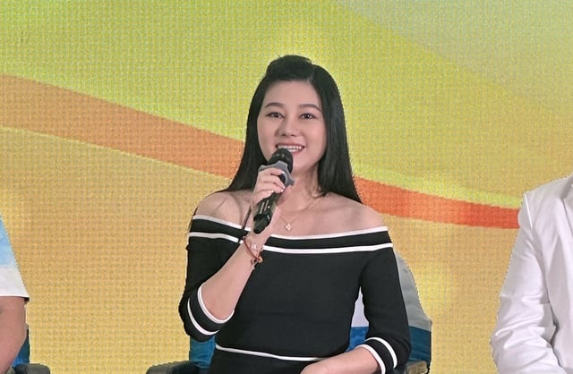 Que Tran erinnert sich an die Verleihung des Mai Vang-Preises zusammen mit dem Volkskünstler Thanh Tong im Alter von 18 Jahren - Foto 1. Quế Trân nhớ kỷ niệm năm 18 tuổi cùng nhận giải Mai Vàng với NSND Thanh Tòng- Ảnh 1.