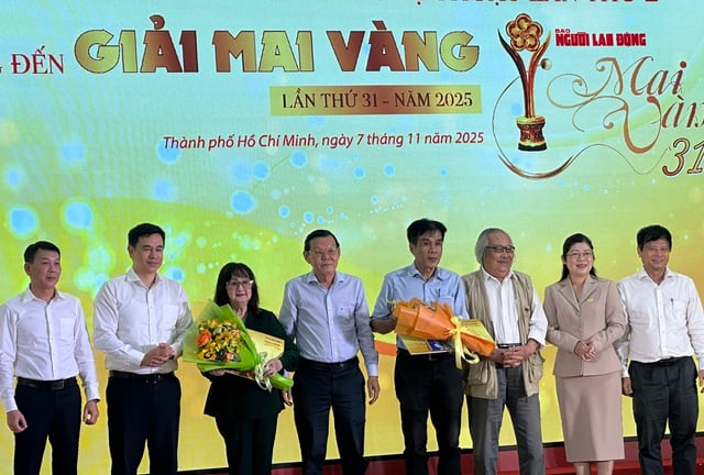 Que Tran erinnert sich an die Verleihung des Mai Vang-Preises zusammen mit dem Volkskünstler Thanh Tong im Alter von 18 Jahren - Foto 2. Quế Trân nhớ kỷ niệm năm 18 tuổi cùng nhận giải Mai Vàng với NSND Thanh Tòng- Ảnh 2.