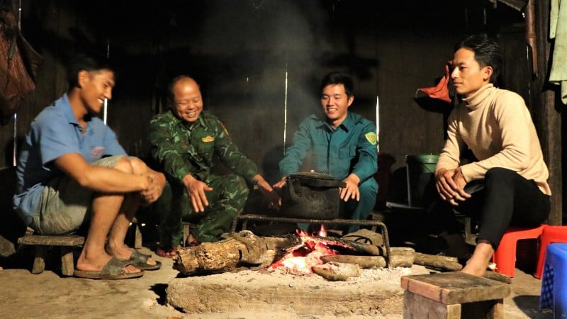 Mr. Tho Ba Cua (second from left) and officers of Tri Le Border Guard Station propagate regulations on border and landmark protection to villagers.