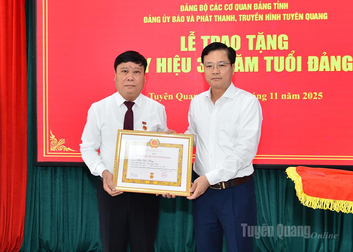 សមមិត្ត Tran Quang Minh ប្រធានគណៈកម្មាធិការរៀបចំគណៈកម្មាធិការបក្សខេត្ត បានប្រគល់ផ្លាកសញ្ញាសមាជិកភាពបក្សរយៈពេល ៣០ ឆ្នាំ ដល់សមមិត្ត Mai Duc Thong និពន្ធនាយកកាសែត Tuyen Quang វិទ្យុ និងទូរទស្សន៍។