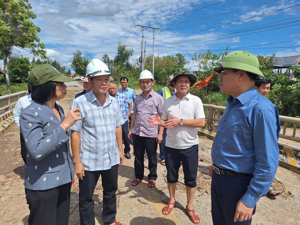 Председатель Народного комитета провинции Зялай Фам Ань Туан (справа на обложке) осматривает обрушившийся и смытый мост Клейч. Фото: Туан Ань. Chủ tịch UBND tỉnh Gia Lai Phạm Anh Tuấn (bìa phải) kiểm tra vụ cầu Kliếc bị sập, cuốn trôi. Ảnh: Tuấn Anh.