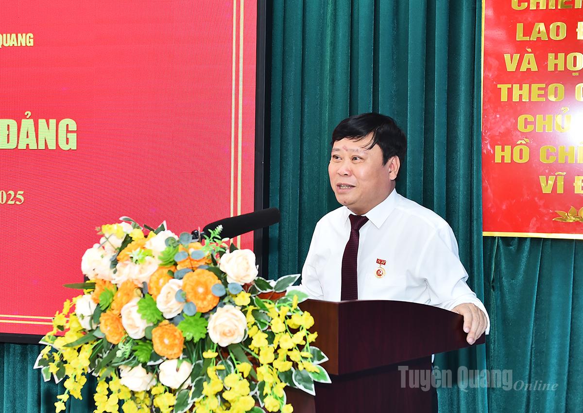 សមមិត្ត Mai Duc Thong និពន្ធនាយកកាសែត Tuyen Quang វិទ្យុ និងទូរទស្សន៍ ថ្លែងមតិក្នុងពិធីនេះ។