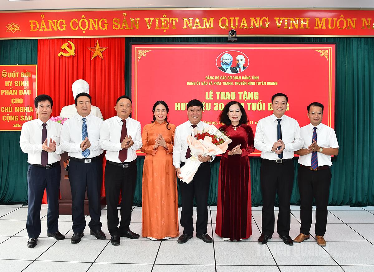 សមមិត្តក្នុងក្រុមវិចារណកថានៃកាសែត Tuyen Quang និងវិទ្យុ និងទូរទស្សន៍ ជូនផ្កាអបអរសាទរសមមិត្ត Mai Duc Thong។