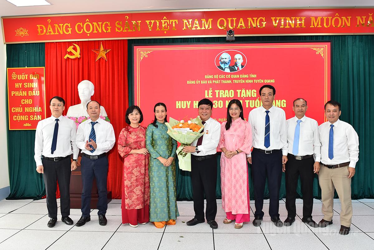 ក្រឡាបក្សក្រោមគណៈកម្មាធិការបក្សនៃកាសែត វិទ្យុ និងទូរទស្សន៍ Tuyen Quang ជូនផ្កាអបអរសាទរសមមិត្ត Mai Duc Thong។