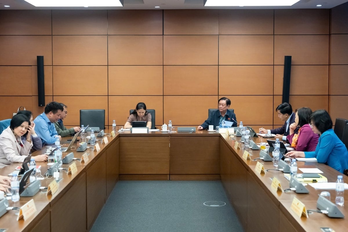 국회 의원들은 도시계획법(개정안), 도시농촌계획법 일부 조항 개정 및 보완에 관한 법률 초안, 그리고 2021년부터 2030년까지 국가기본계획 조정에 대해 논의했습니다. 사진: 부 히에우. Các đại biểu Quốc hội đã thảo luận về dự án Luật Quy hoạch (sửa đổi), dự án Luật sửa đổi, bổ sung một số điều của Luật Quy hoạch đô thị và nông thôn, cùng việc điều chỉnh Quy hoạch tổng thể quốc gia thời kỳ 2021 - 2030. Ảnh: Vũ Hiếu.