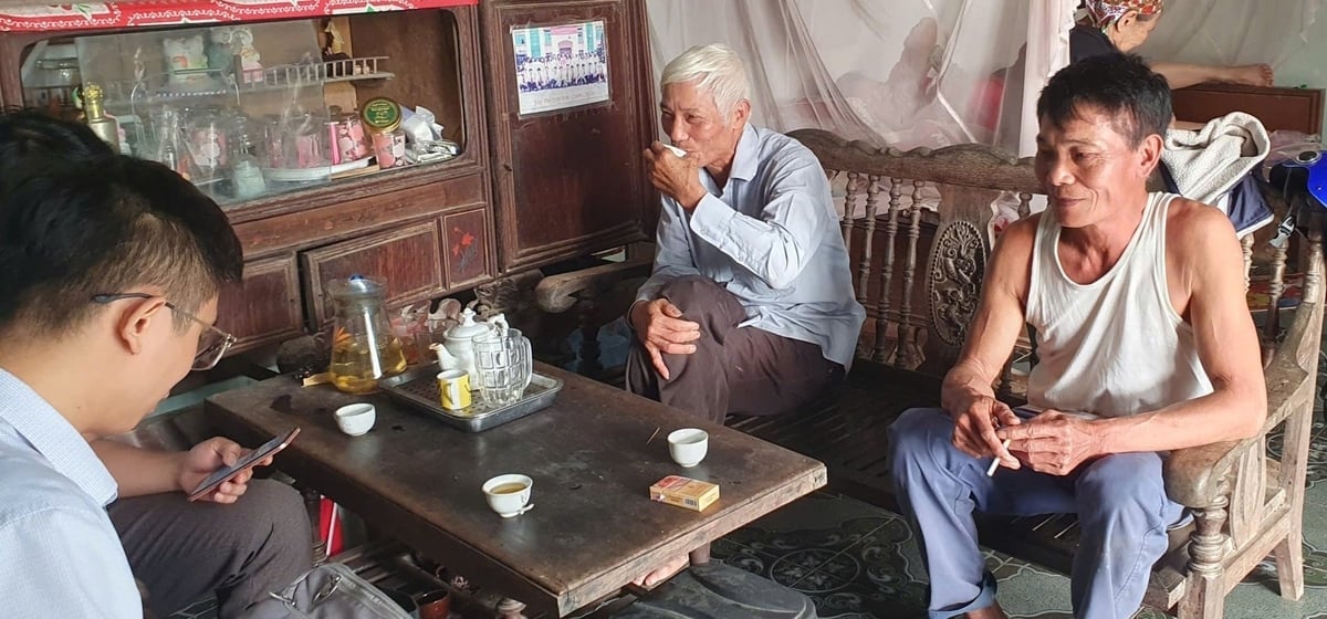 Mr. Tran Quang Son talks with reporters about the extensive goat farming model. Photo: Quan Dung.