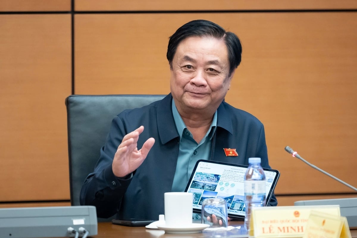 국회 부의장 레 민 호안은 계획이 단순한 국가 관리 도구나 기술 도면이 아니라, 미래 지역 이미지를 위한 마케팅 계획이자 동시에 사회 적응을 위한 제도라고 강조했습니다. 사진: 부 히에우. Phó Chủ tịch Quốc hội Lê Minh Hoan nhấn mạnh, quy hoạch không chỉ là công cụ quản lý nhà nước hay bản vẽ kỹ thuật, mà còn là bản marketing hình ảnh địa phương trong tương lai, đồng thời là một thể chế điều chỉnh xã hội. Ảnh: Vũ Hiếu.