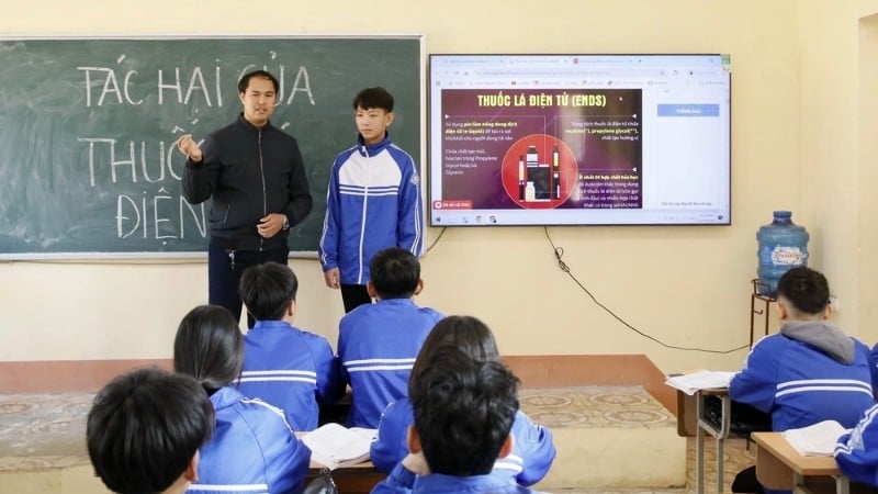 A propaganda session on the harmful effects of tobacco was integrated into extracurricular classes at Trung Nghia High School, Tu Vu Commune, Phu Tho Province. (Photo: baophutho.vn)