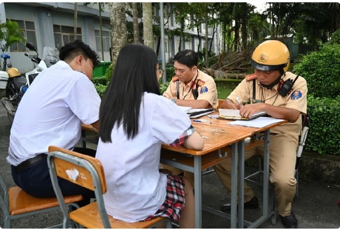 Từ kết quả kiểm tra học sinh vi phạm giao thông của Công an TP HCM: Sở GD-ĐT chỉ đạo khẩn  - Ảnh 1.