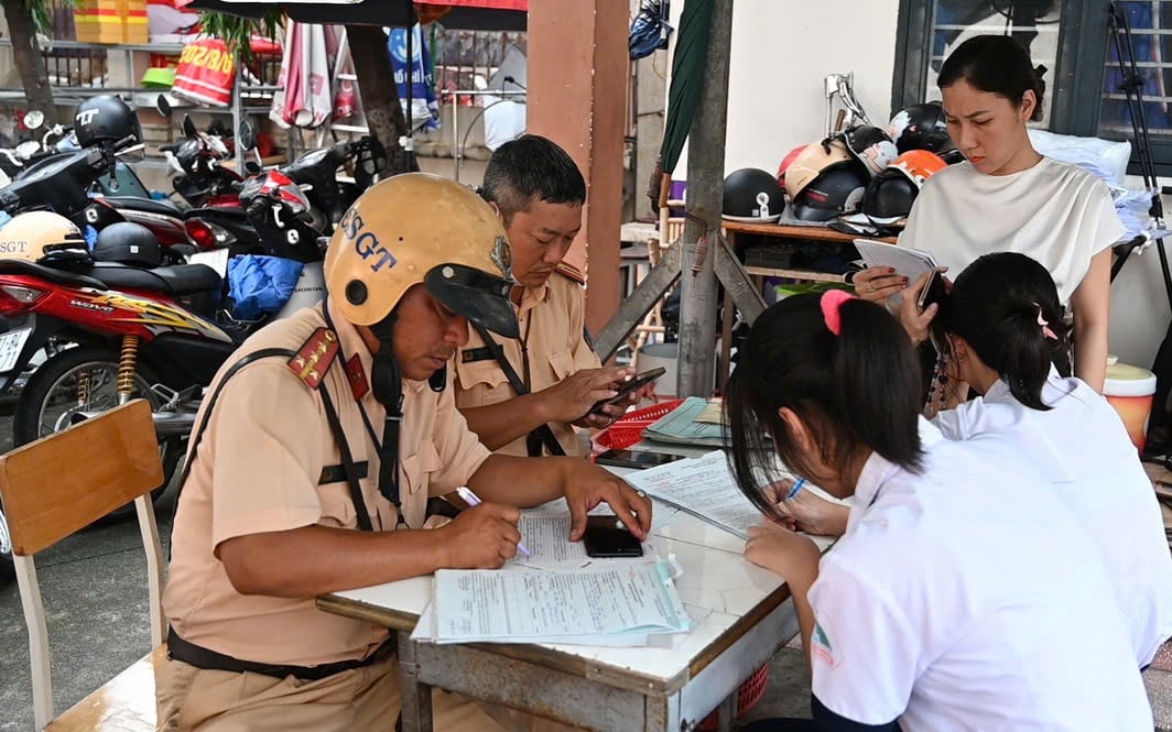 Từ kết quả kiểm tra học sinh vi phạm giao thông của Công an TP HCM: Sở GD-ĐT chỉ đạo khẩn  - Ảnh 2.