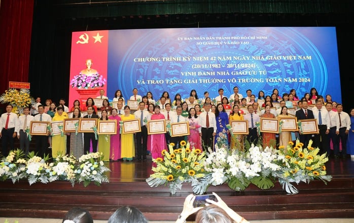 ទីក្រុងហូជីមិញ៖ ផ្តល់កិត្តិយសដល់គ្រូឆ្នើមចំនួន ១៤រូប និងប្រគល់ពានរង្វាន់ Vo Truong Toan ឆ្នាំ ២០២៤ - រូបថត ៣. TP HCM: Vinh danh 14 nhà giáo ưu tú và trao tặng Giải thưởng Võ Trường Toản năm 2024- Ảnh 3.
