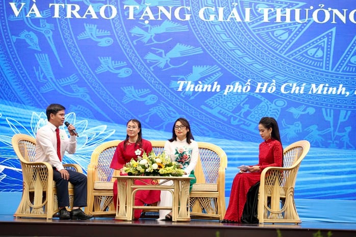 ទីក្រុងហូជីមិញ៖ ផ្តល់កិត្តិយសដល់គ្រូឆ្នើមចំនួន ១៤រូប និងប្រគល់ពានរង្វាន់ Vo Truong Toan ឆ្នាំ ២០២៤ - រូបថត ៤. TP HCM: Vinh danh 14 nhà giáo ưu tú và trao tặng Giải thưởng Võ Trường Toản năm 2024- Ảnh 4.