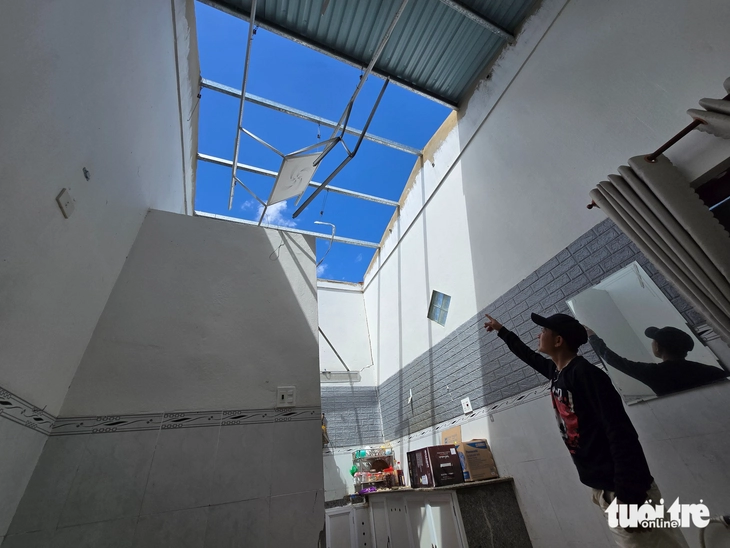 칼매기 폭풍으로 지붕이 없는 집들 - 사진 1. Trong những ngôi nhà không còn mái vì bão Kalmaegi - Ảnh 1.