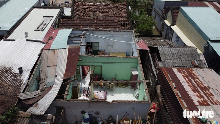 칼매기 폭풍으로 인해 지붕이 없는 집들 - 사진 2. Trong những ngôi nhà không còn mái vì bão Kalmaegi - Ảnh 2.