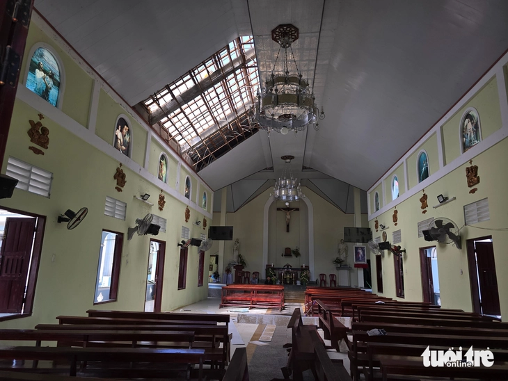 칼매기 폭풍으로 인해 지붕이 없는 집들 - 사진 4. Trong những ngôi nhà không còn mái vì bão Kalmaegi - Ảnh 4.