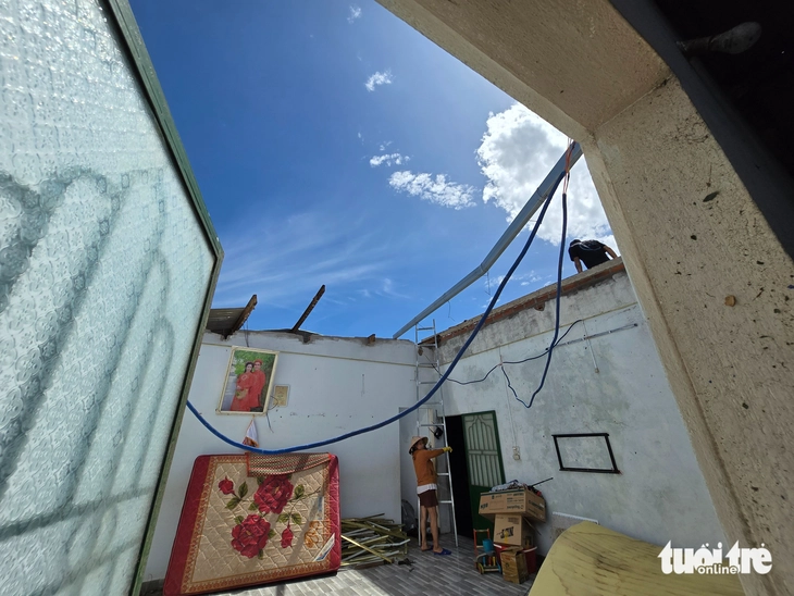 칼매기 폭풍으로 지붕이 없는 집들 - 사진 5. Trong những ngôi nhà không còn mái vì bão Kalmaegi - Ảnh 5.