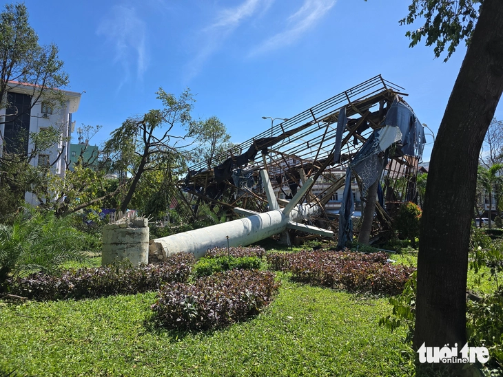 칼매기 폭풍으로 지붕이 없는 집들 - 사진 6. Trong những ngôi nhà không còn mái vì bão Kalmaegi - Ảnh 6.