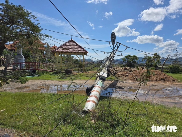 칼매기 폭풍으로 지붕이 없는 집들 - 사진 7. Trong những ngôi nhà không còn mái vì bão Kalmaegi - Ảnh 7.