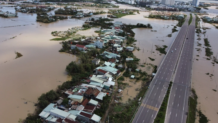 칼매기 폭풍으로 지붕이 없는 집들 - 사진 8. Trong những ngôi nhà không còn mái vì bão Kalmaegi - Ảnh 8.