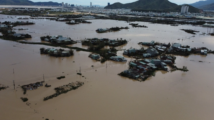 칼매기 폭풍으로 지붕이 없는 집들 - 사진 9. Trong những ngôi nhà không còn mái vì bão Kalmaegi - Ảnh 9.
