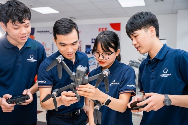 Nguyen Thi Khanh Dieu នៅក្នុងបន្ទប់ពិសោធន៍ជាមួយមិត្តភ័ក្តិស្វែងយល់ពីពិភពវិស្វកម្មជីវវេជ្ជសាស្ត្រ។ (រូបថត៖ NVCC)