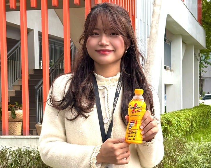 ង្វៀន ធី ខាញ់ ឌឿ បង្កើនថាមពល និងបណ្ដុះបណ្ដាលមហិច្ឆិតាក្នុងការស្រាវជ្រាវបច្ចេកវិជ្ជាជីវវេជ្ជសាស្រ្ដ ផ្សព្វផ្សាយស្មារតី “តណ្ហាយ៉ាងខ្ជាប់ខ្ជួន មិនបោះបង់” ក្នុងចំណោមយុវជនវៀតណាមជំនាន់ក្រោយ។ (រូបថត៖ NVCC)