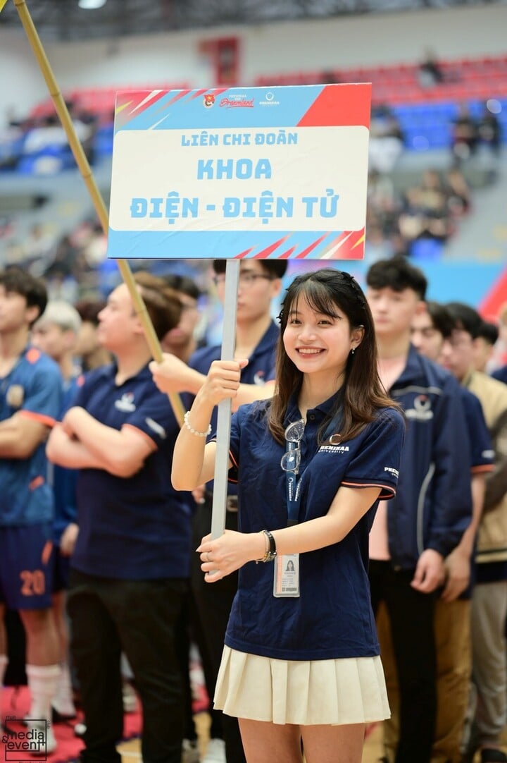 Nguyen Thi Khanh Dieu គឺជាមុខមាត់សកម្មក្នុងសកម្មភាពសហជីព ជាកន្លែងដែលនាងផ្សព្វផ្សាយថាមពលជីវិតវិជ្ជមាន និងស្មារតី “ឆន្ទៈដ៏មុតមាំ មិនបោះបង់” ដល់សហគមន៍និស្សិត។ (រូបថត៖ NVCC)