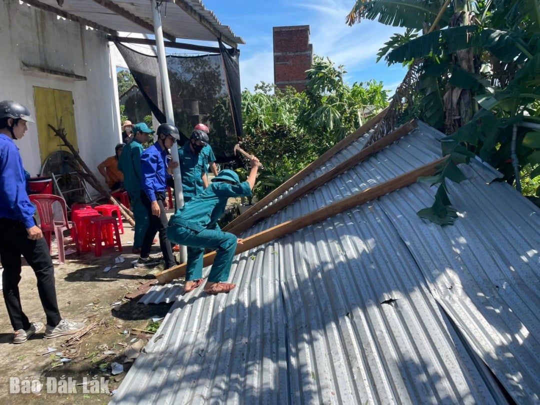 Domy s odfouknutými střechami byly policií urychleně opraveny, aby si lidé mohli stabilizovat svá bydlení.
