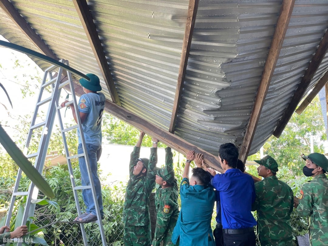 Milice a vojenské síly... podporují opravy střech domů.