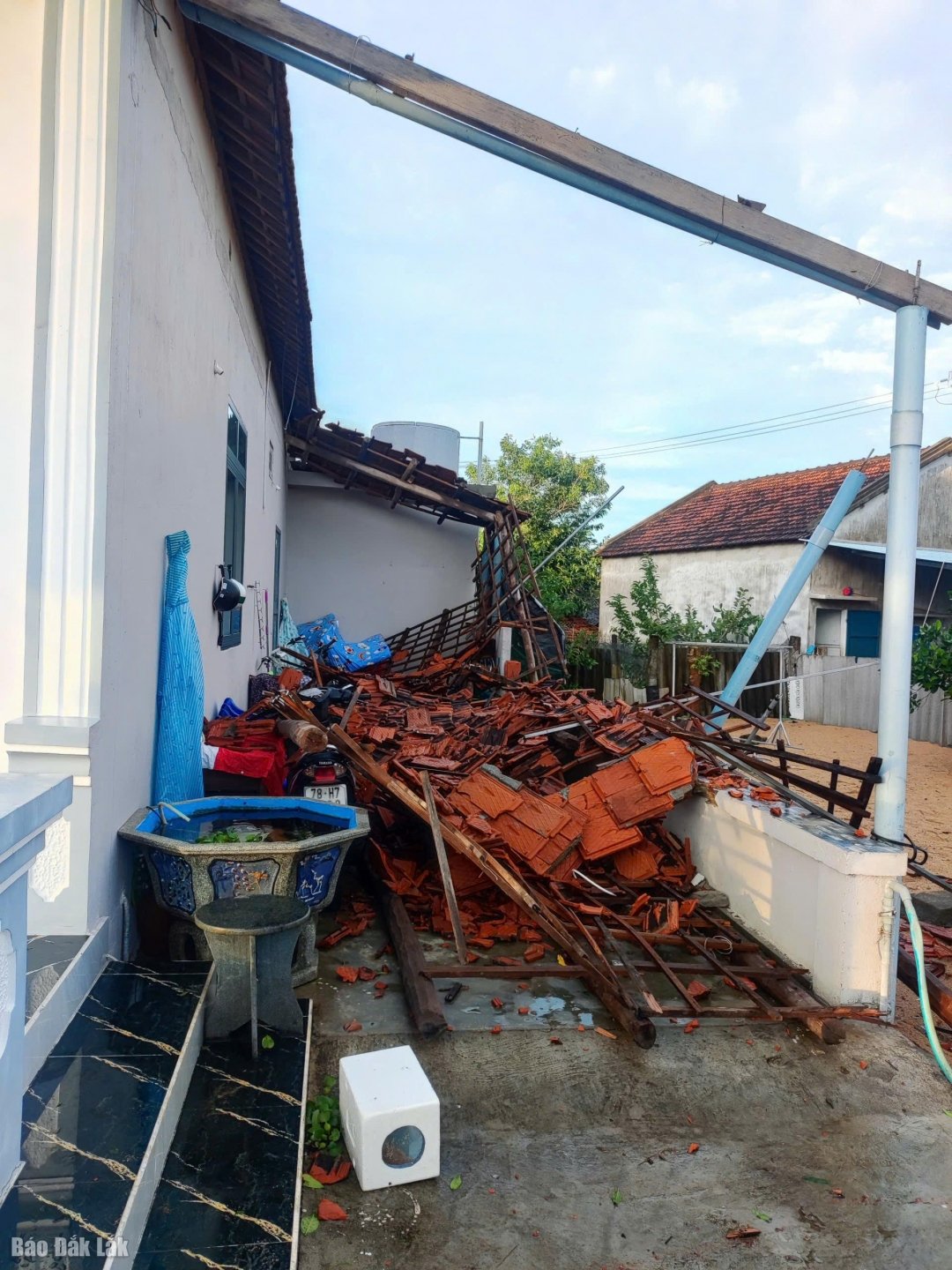 Některé domy v okrsku byly poškozeny.