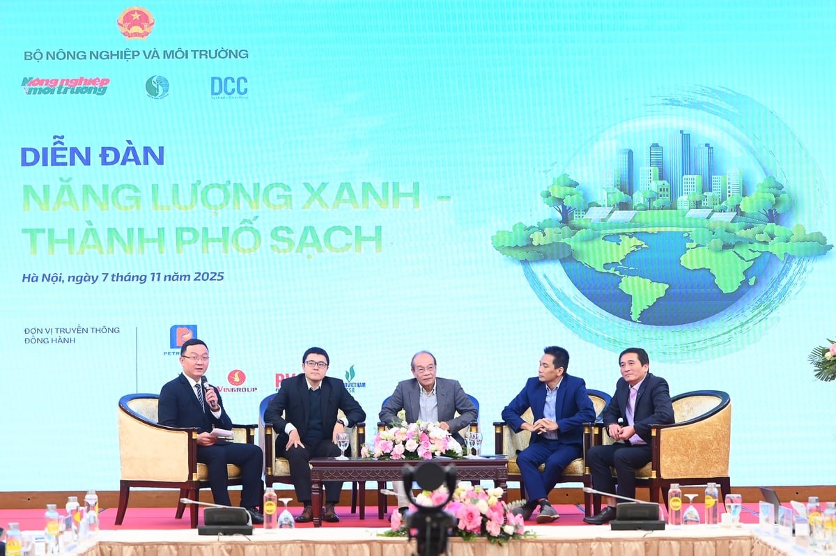 Delegáti hovoří na fóru „Zelená energie – řešení pro zelený a udržitelný rozvoj měst“. Foto: Tung Dinh. Các đại biểu tham luận tại Diễn đàn 'Năng lượng xanh - Giải pháp phát triển đô thị xanh và bền vững'. Ảnh: Tùng Đinh.