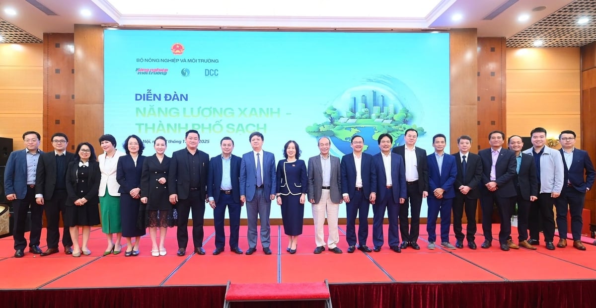 Delegáti si fotí na památku. Foto: Tung Dinh. Các địa biểu chụp ảnh lưu niệm. Ảnh: Tùng Đinh.