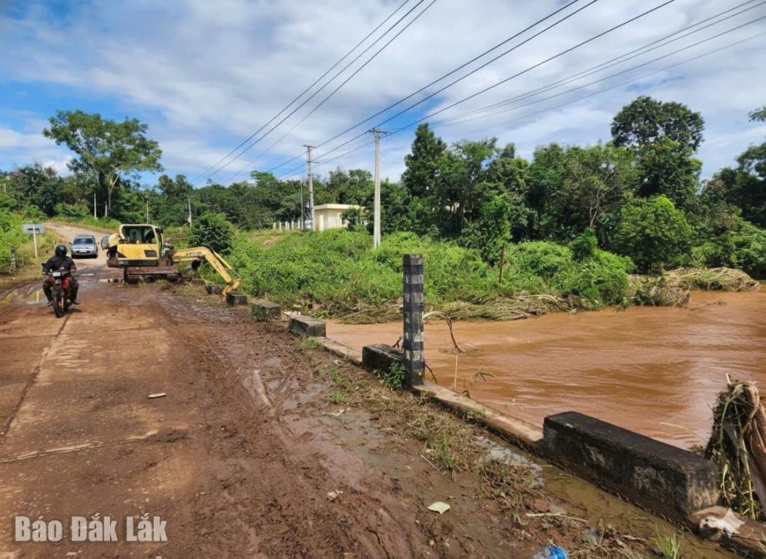 ເຈົ້າໜ້າທີ່ ກວດລ້າງ ເສັ້ນທາງ ຂົວ ອີສິນ 2.