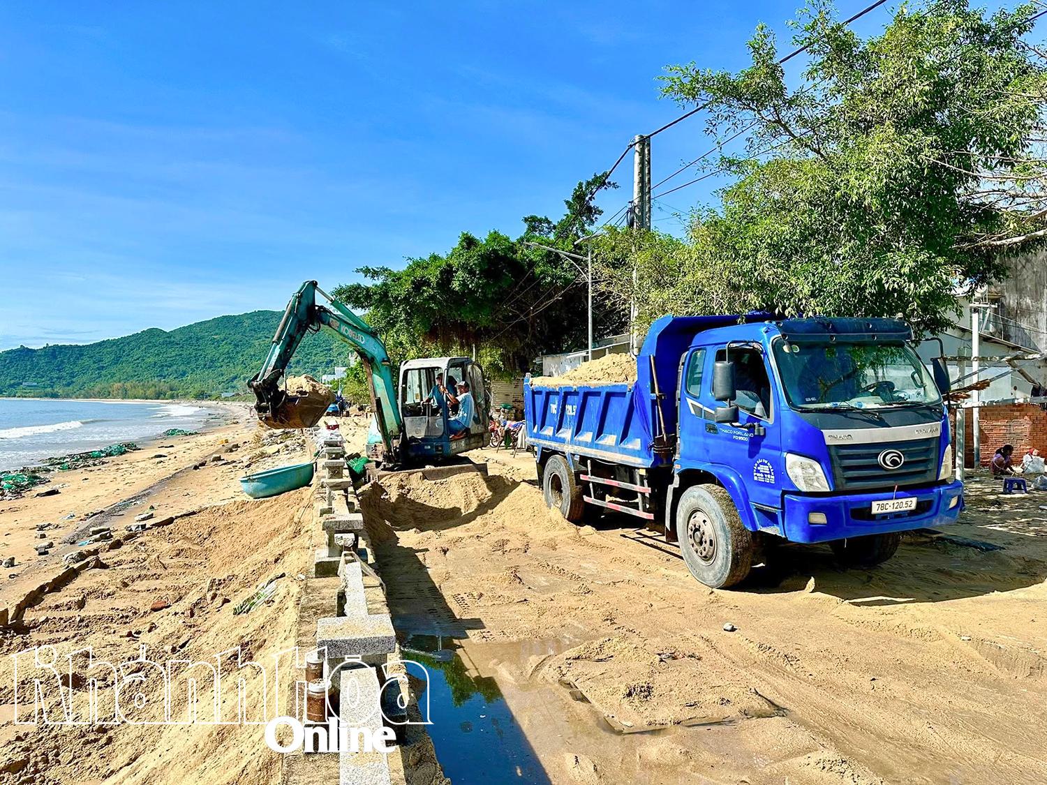 ເອົາດິນຊາຍທີ່ຖືກລ້າງອອກໂດຍຄື້ນຟອງຕາມແຄມທະເລ.