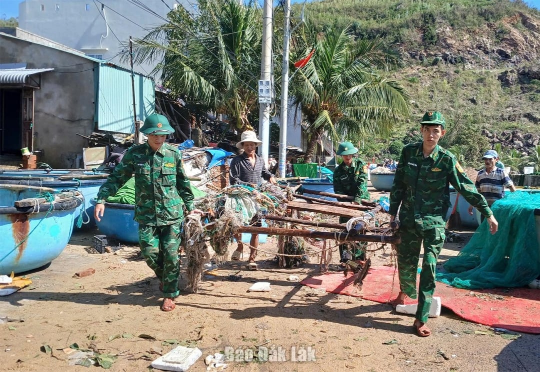 Військові сили підтримують людей у подоланні наслідків шторму № 13