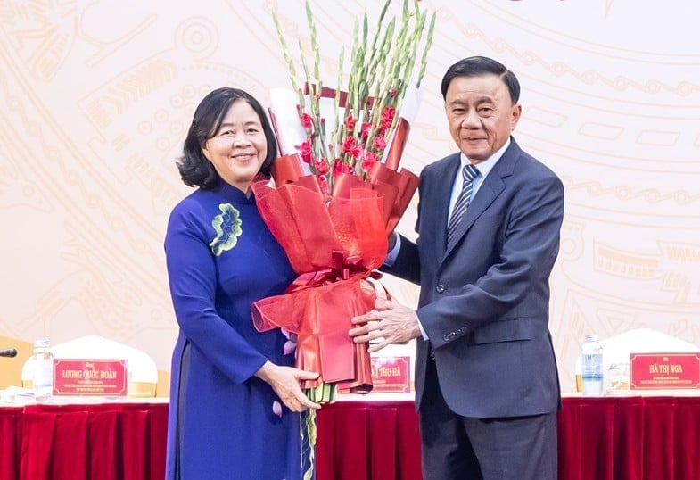 លោក Tran Cam Tu សមាជិកការិយាល័យនយោបាយ សមាជិកអចិន្ត្រៃយ៍នៃលេខាធិការដ្ឋានគណៈកម្មាធិការមជ្ឈិមបក្ស បានជូនកម្រងផ្កាអបអរសាទរលោកស្រី Bui Thi Minh Hoai សមាជិកការិយាល័យនយោបាយ លេខាគណៈកម្មាធិការមជ្ឈិមបក្ស ប្រធានគណៈកម្មាធិការមជ្ឈិមរណសិរ្សមាតុភូមិវៀតណាម។ រូបថត៖ mattran.org.vn Ông Trần Cẩm Tú, Ủy viên Bộ Chính trị, Thường trực Ban Bí thư Trung ương Đảng tặng hoa chúc mừng bà Bùi Thị Minh Hoài, Ủy viên Bộ Chính trị, Bí thư Trung ương Đảng, Chủ tịch Ủy ban Trung ương MTTQ Việt Nam. Ảnh: mattran.org.vn